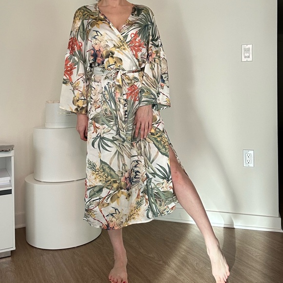 Perfect as a pool pareo, beach cover-up, or luxurious lounge robe. - Picture 9 of 10